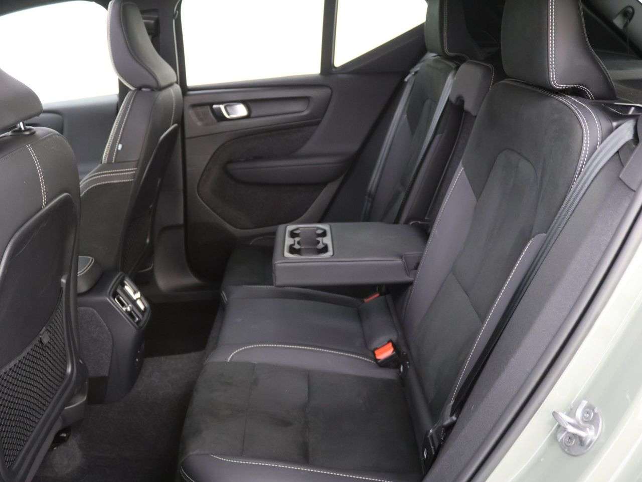 2023 VOLVO XC40 2023 VOLVO XC40