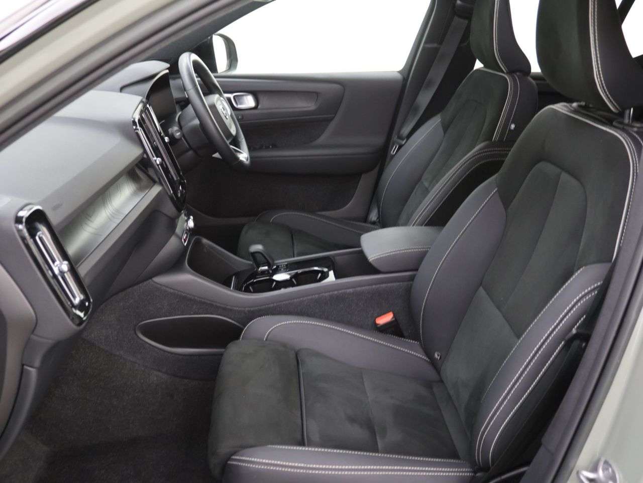 2023 VOLVO XC40 2023 VOLVO XC40
