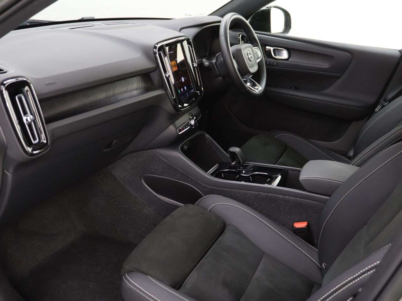 2023 VOLVO XC40 2023 VOLVO XC40
