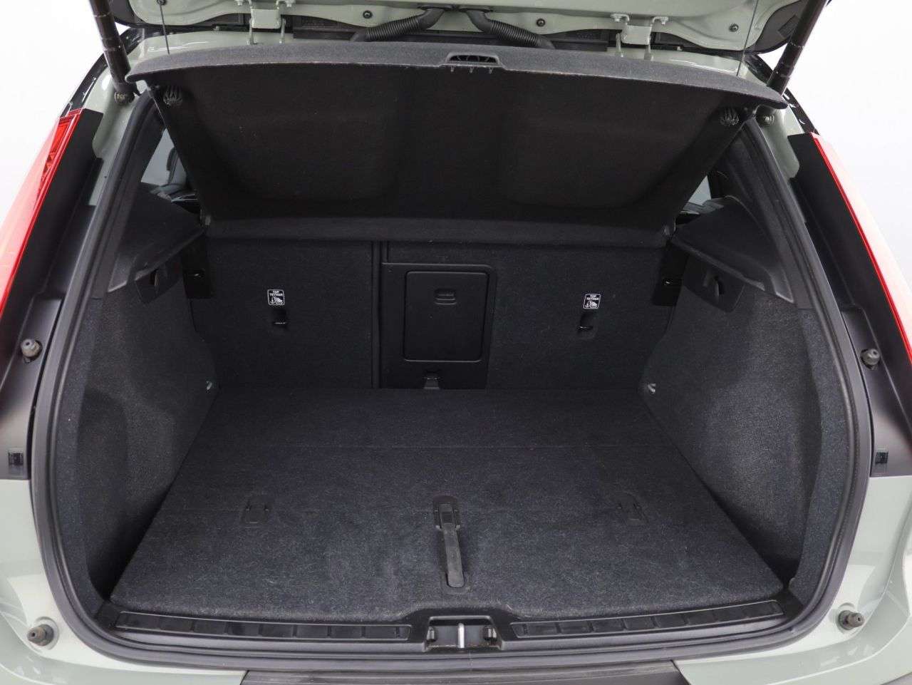 2023 VOLVO XC40 2023 VOLVO XC40
