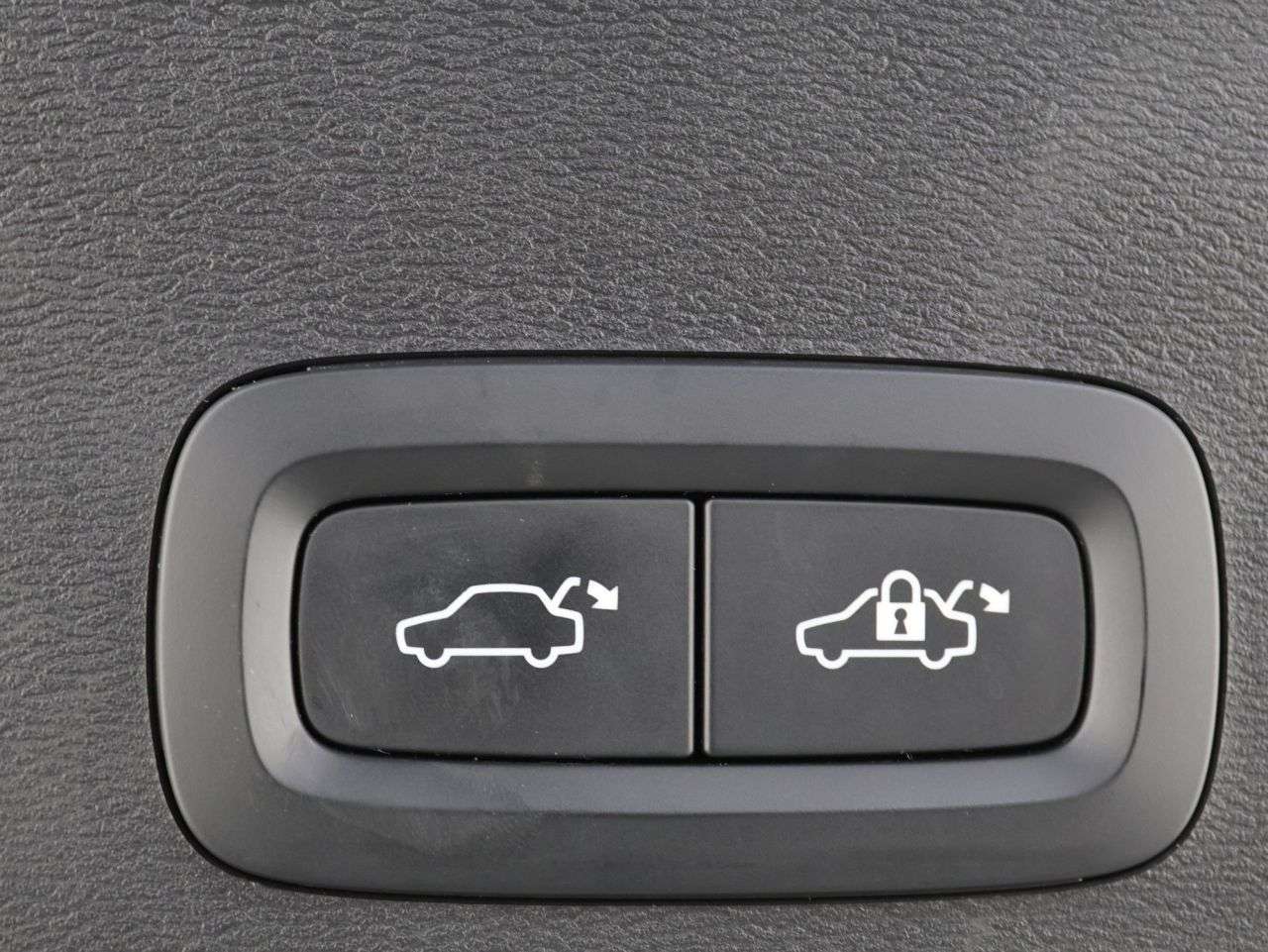 2023 VOLVO XC40 2023 VOLVO XC40