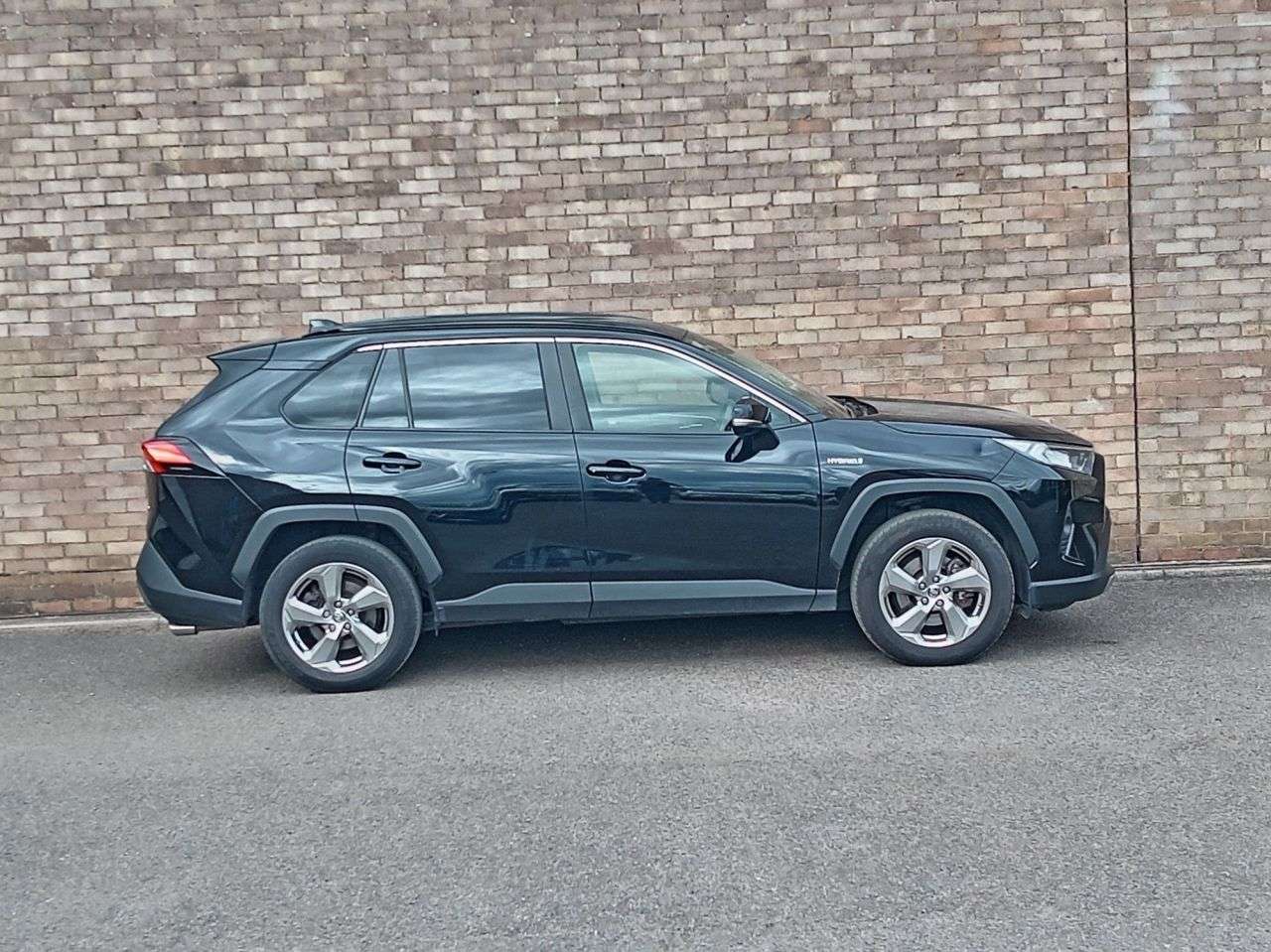 A 2021 TOYOTA RAV4 2.5 VVT-h GPF Design SUV 5dr Petrol Hybrid CVT Euro 6 (s/s) (218 ps) A 2021 TOYOTA RAV4 2.5 VVT-h GPF Design SUV 5dr Petrol Hybrid CVT Euro 6 (s/s) (218 ps)