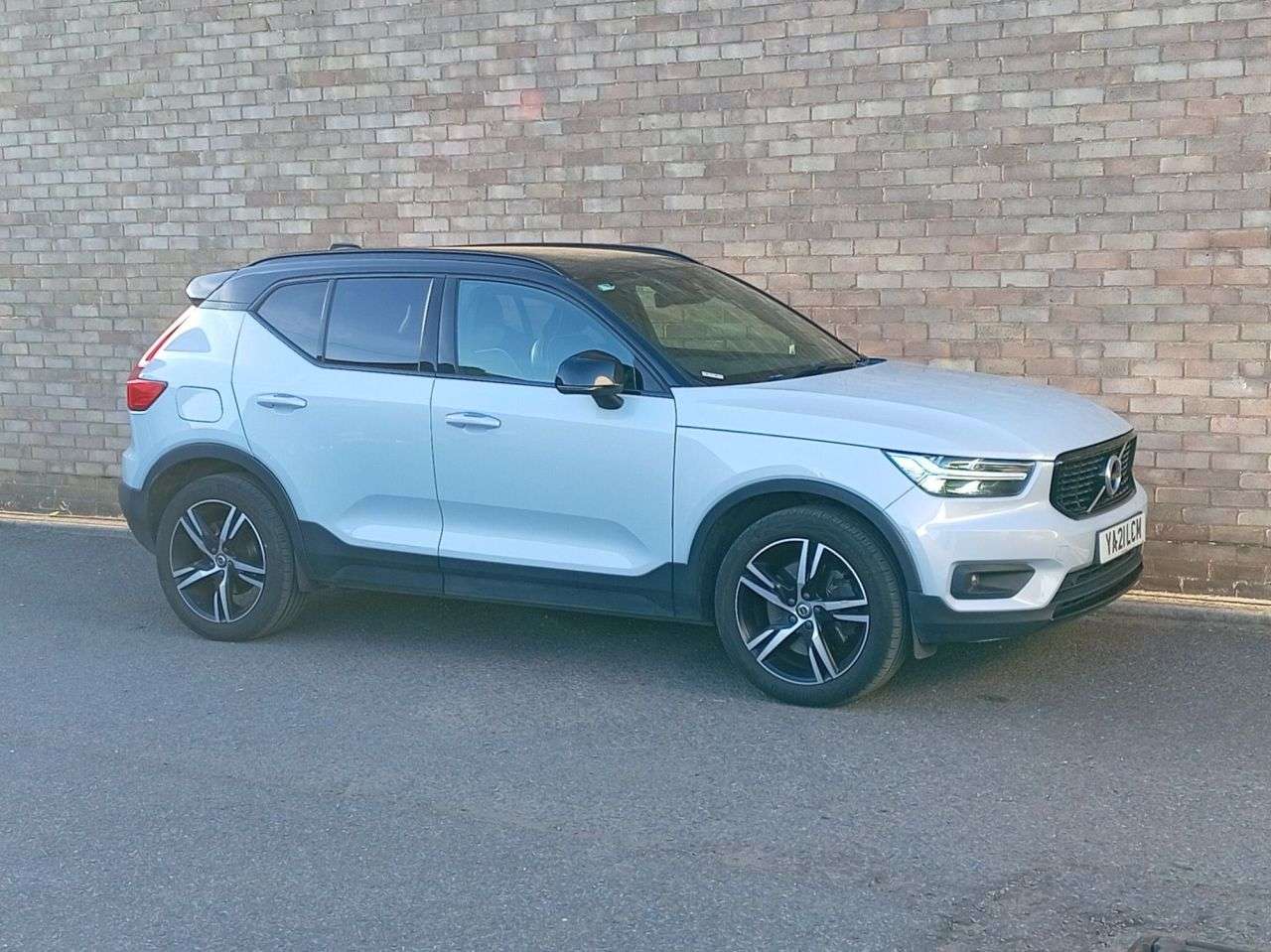 A 2021 VOLVO XC40 1.5h T5 Twin Engine Recharge 10.7kWh R-Design SUV 5dr Petrol Plug-in Hybrid A 2021 VOLVO XC40 1.5h T5 Twin Engine Recharge 10.7kWh R-Design SUV 5dr Petrol Plug-in Hybrid