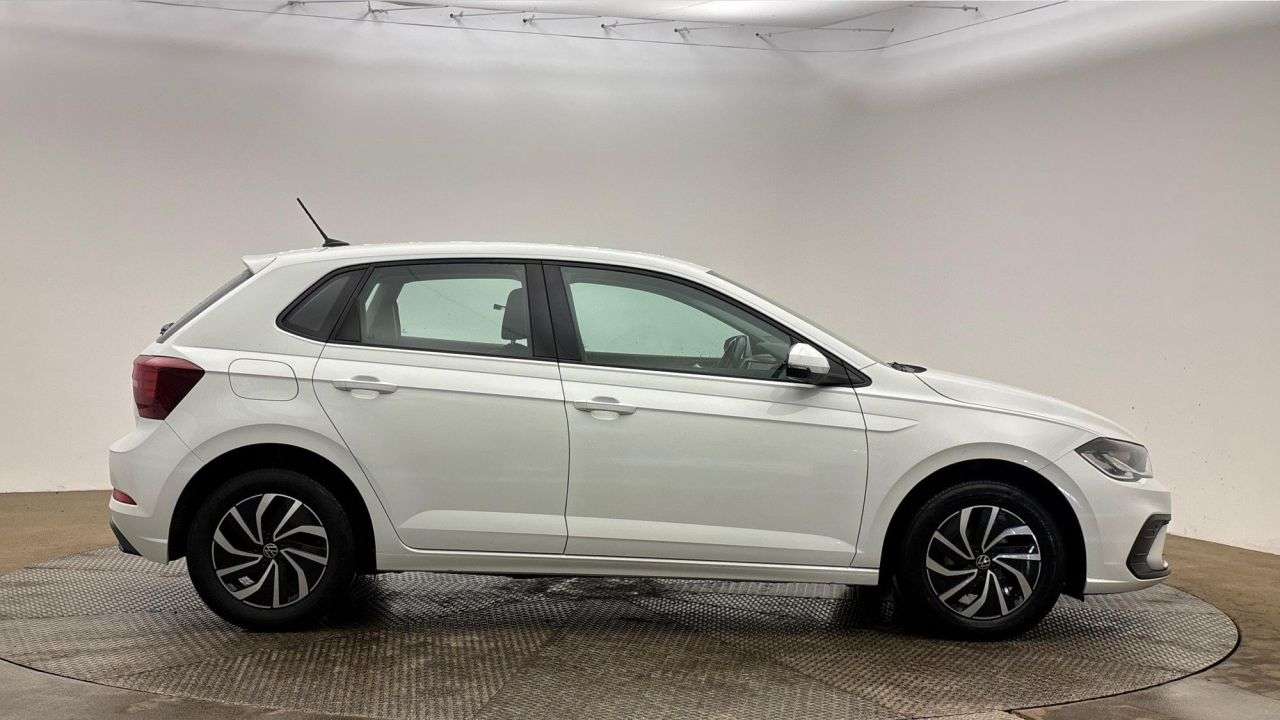 A 2022 VOLKSWAGEN POLO 1.0 TSI Life Hatchback 5dr Petrol Manual Euro 6 (s/s) (95 ps) A 2022 VOLKSWAGEN POLO 1.0 TSI Life Hatchback 5dr Petrol Manual Euro 6 (s/s) (95 ps)