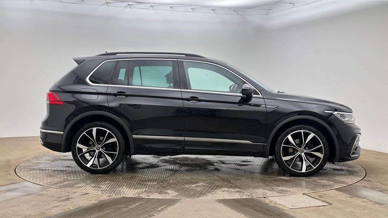 A 2022 VOLKSWAGEN TIGUAN 2.0 TDI R-Line SUV 5dr Diesel DSG Euro 6 (s/s) (150 ps) A 2022 VOLKSWAGEN TIGUAN 2.0 TDI R-Line SUV 5dr Diesel DSG Euro 6 (s/s) (150 ps)