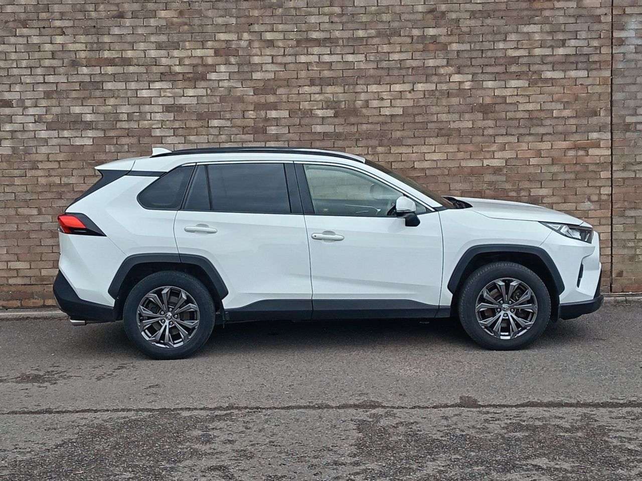 A 2023 TOYOTA RAV4 2.5 VVT-h GPF Design SUV 5dr Petrol Hybrid CVT Euro 6 (s/s) (218 ps) A 2023 TOYOTA RAV4 2.5 VVT-h GPF Design SUV 5dr Petrol Hybrid CVT Euro 6 (s/s) (218 ps)