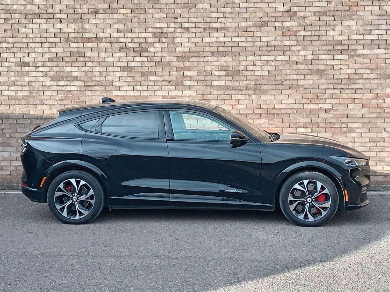 A 2022 FORD MUSTANG MACH-E Extended Range 91kWh SUV 5dr Electric Automatic AWD (351 ps) A 2022 FORD MUSTANG MACH-E Extended Range 91kWh SUV 5dr Electric Automatic AWD (351 ps)