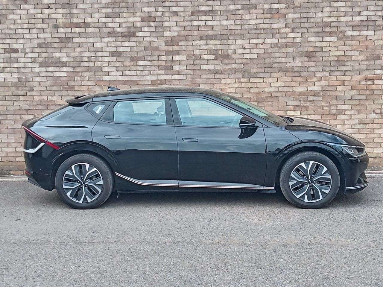 A 2022 KIA EV6 77.4kWh Air Hatchback 5dr Electric Auto (225 bhp) A 2022 KIA EV6 77.4kWh Air Hatchback 5dr Electric Auto (225 bhp)