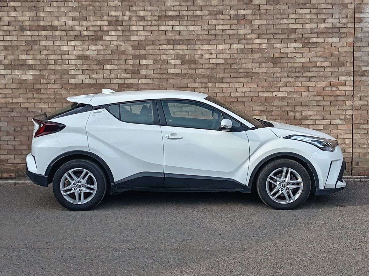 A 2023 TOYOTA C-HR 1.8 VVT-h GPF Icon SUV 5dr Petrol Hybrid CVT Euro 6 (s/s) (122 ps) A 2023 TOYOTA C-HR 1.8 VVT-h GPF Icon SUV 5dr Petrol Hybrid CVT Euro 6 (s/s) (122 ps)