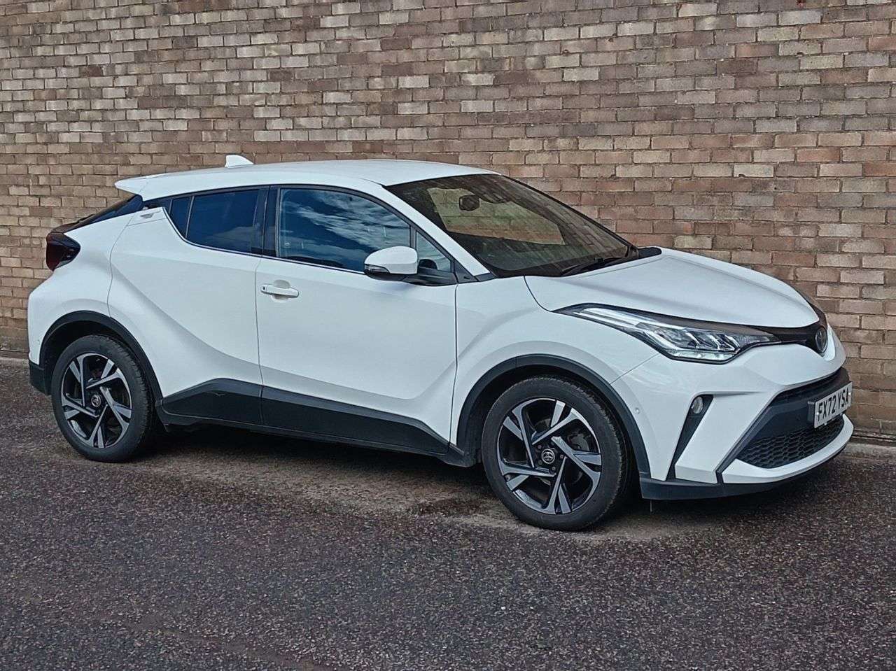 A 2022 TOYOTA C-HR 1.8 VVT-h GPF Design SUV 5dr Petrol Hybrid CVT Euro 6 (s/s) (122 ps) A 2022 TOYOTA C-HR 1.8 VVT-h GPF Design SUV 5dr Petrol Hybrid CVT Euro 6 (s/s) (122 ps)