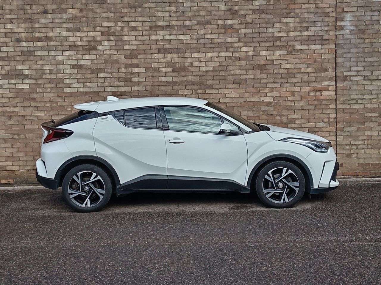 A 2022 TOYOTA C-HR 1.8 VVT-h GPF Design SUV 5dr Petrol Hybrid CVT Euro 6 (s/s) (122 ps) A 2022 TOYOTA C-HR 1.8 VVT-h GPF Design SUV 5dr Petrol Hybrid CVT Euro 6 (s/s) (122 ps)
