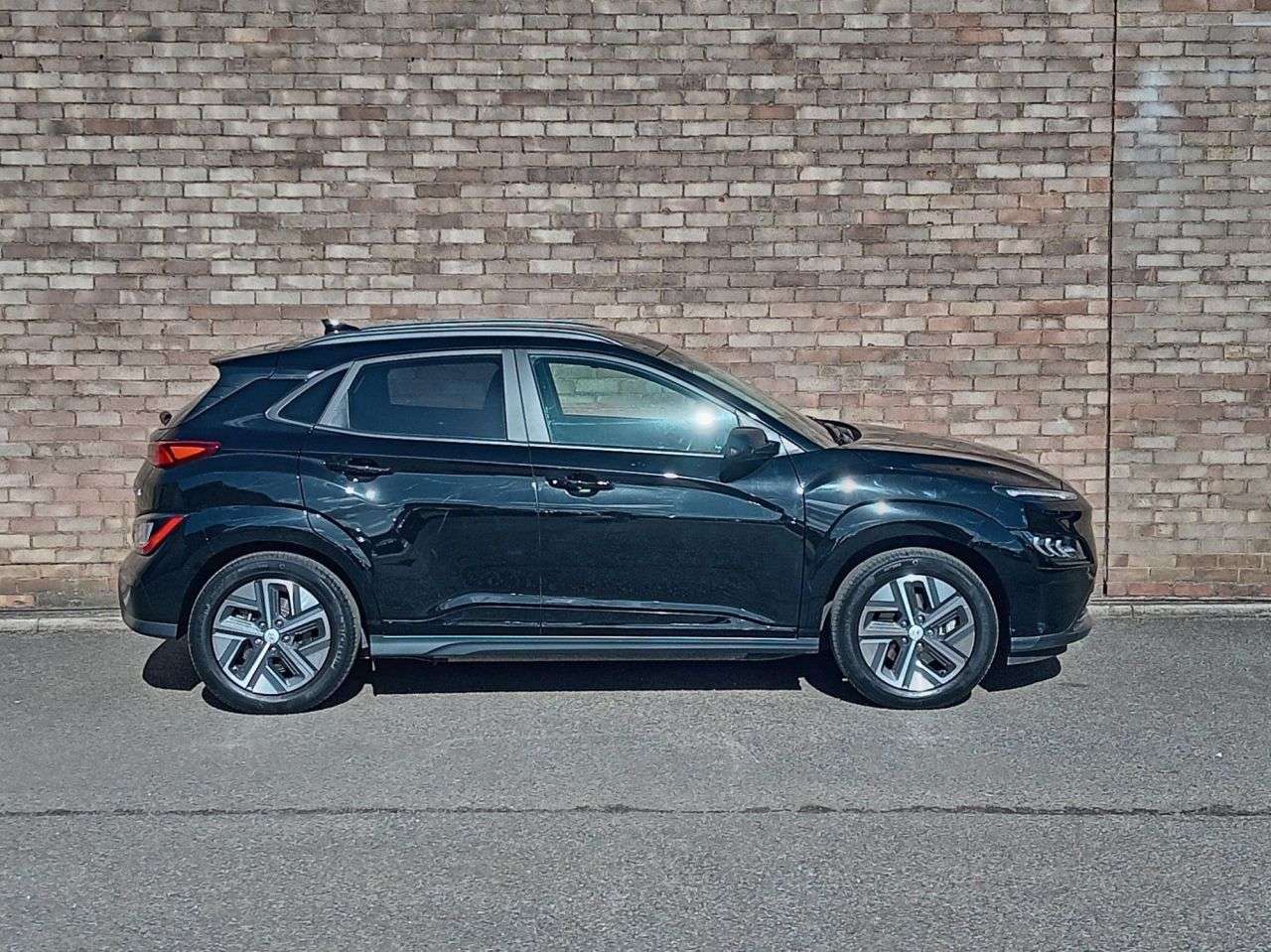 A 2022 HYUNDAI KONA 64kWh Premium SUV 5dr Electric Auto (10.5kW Charger) (204 ps) A 2022 HYUNDAI KONA 64kWh Premium SUV 5dr Electric Auto (10.5kW Charger) (204 ps)