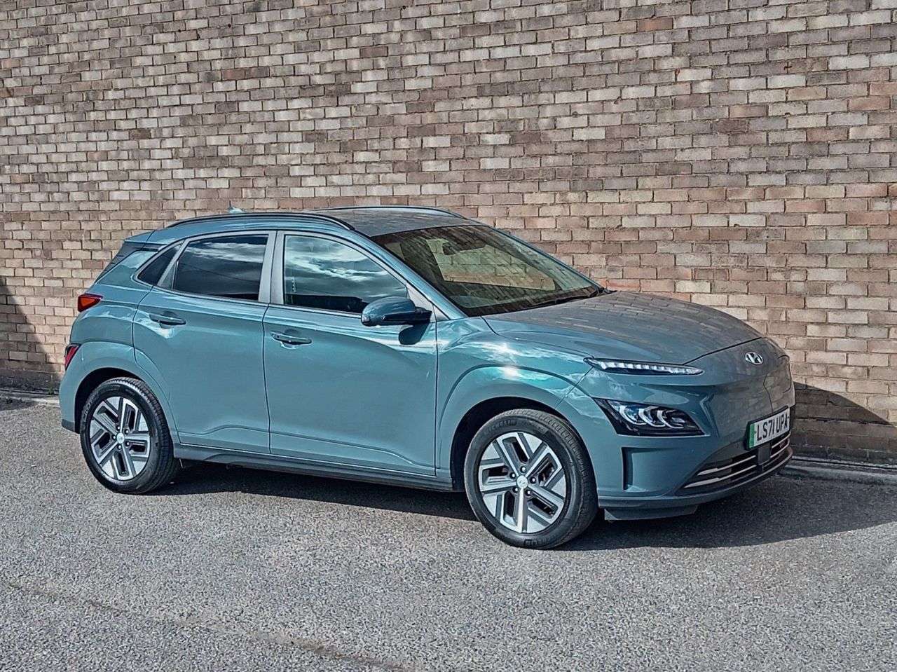 A 2021 HYUNDAI KONA 64kWh Premium SUV 5dr Electric Auto (10.5kW Charger) (204 ps) A 2021 HYUNDAI KONA 64kWh Premium SUV 5dr Electric Auto (10.5kW Charger) (204 ps)