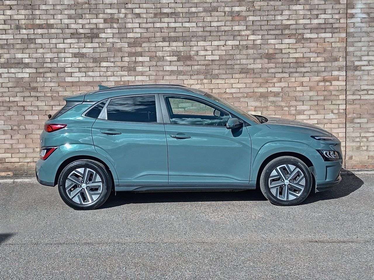 A 2021 HYUNDAI KONA 64kWh Premium SUV 5dr Electric Auto (10.5kW Charger) (204 ps) A 2021 HYUNDAI KONA 64kWh Premium SUV 5dr Electric Auto (10.5kW Charger) (204 ps)