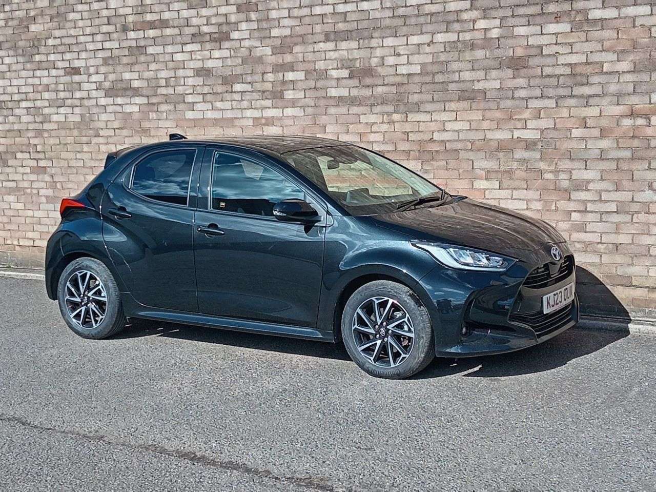 A 2023 TOYOTA YARIS 1.5 VVT-h Design Hatchback 5dr Petrol Hybrid E-CVT Euro 6 (s/s) (116 ps) A 2023 TOYOTA YARIS 1.5 VVT-h Design Hatchback 5dr Petrol Hybrid E-CVT Euro 6 (s/s) (116 ps)