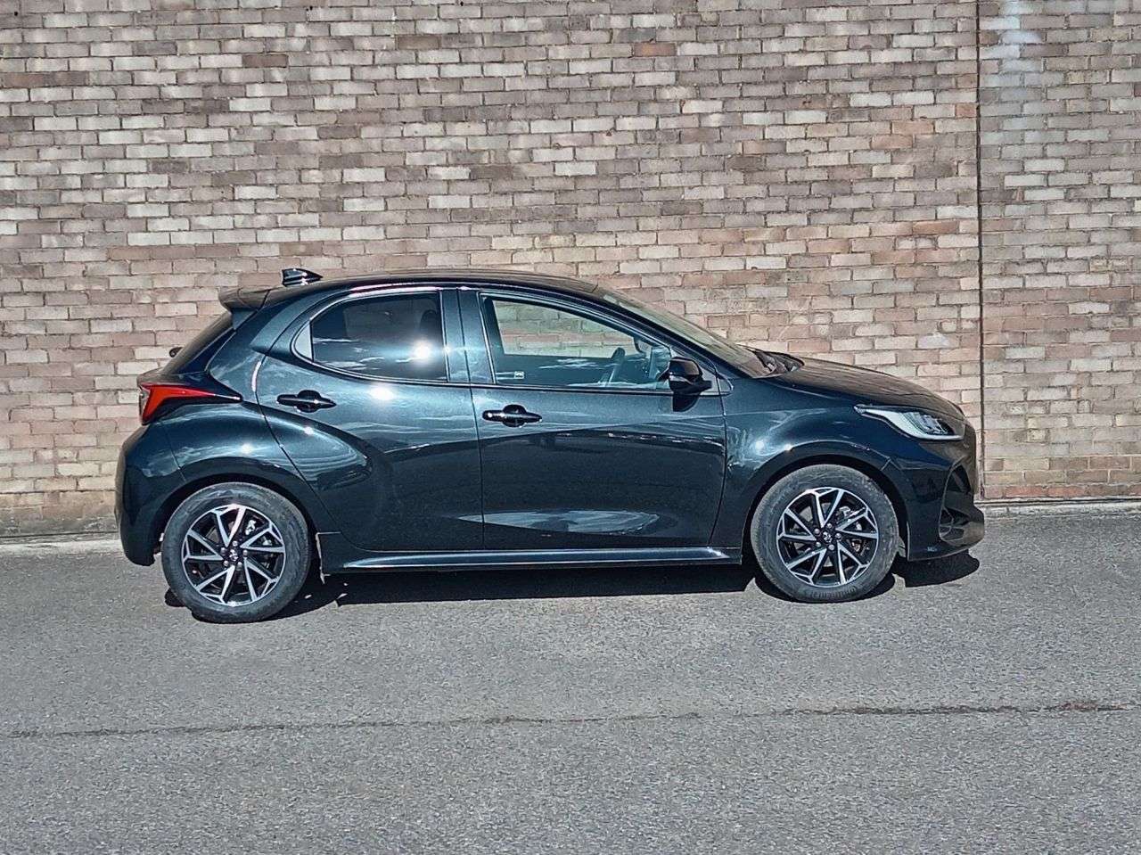 A 2023 TOYOTA YARIS 1.5 VVT-h Design Hatchback 5dr Petrol Hybrid E-CVT Euro 6 (s/s) (116 ps) A 2023 TOYOTA YARIS 1.5 VVT-h Design Hatchback 5dr Petrol Hybrid E-CVT Euro 6 (s/s) (116 ps)