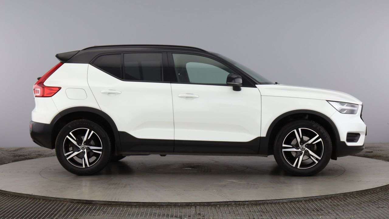 A 2021 VOLVO XC40 1.5 T3 R-Design SUV 5dr Petrol Manual Euro 6 (s/s) (163 ps) A 2021 VOLVO XC40 1.5 T3 R-Design SUV 5dr Petrol Manual Euro 6 (s/s) (163 ps)