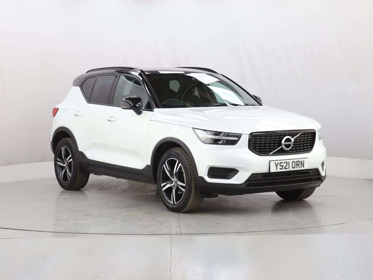 A 2021 VOLVO XC40 1.5 T3 R-Design SUV 5dr Petrol Manual Euro 6 (s/s) (163 ps) A 2021 VOLVO XC40 1.5 T3 R-Design SUV 5dr Petrol Manual Euro 6 (s/s) (163 ps)