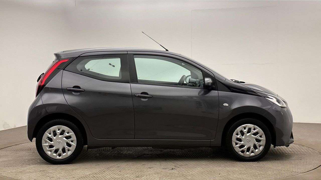 A 2022 TOYOTA AYGO 1.0 VVT-i x-play Hatchback 5dr Petrol Manual Euro 6 (s/s) (71 ps) A 2022 TOYOTA AYGO 1.0 VVT-i x-play Hatchback 5dr Petrol Manual Euro 6 (s/s) (71 ps)