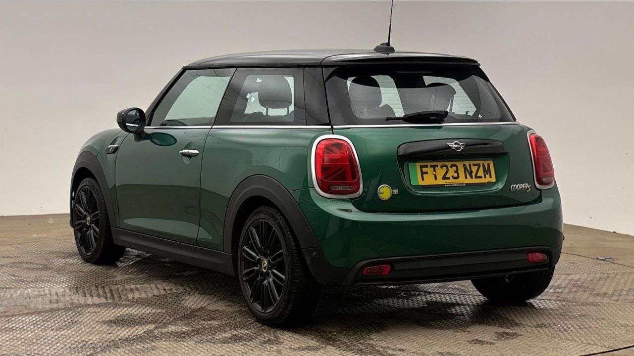 A 2023 MINI ELECTRIC HATCH Cooper SE 32.6kWh Level 2 Hatchback 3dr Electric Auto (184 ps) A 2023 MINI ELECTRIC HATCH Cooper SE 32.6kWh Level 2 Hatchback 3dr Electric Auto (184 ps)