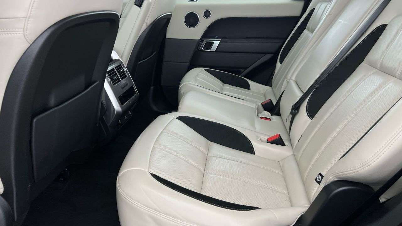 A 2022 LAND ROVER RANGE ROVER SPORT 3.0 D300 MHEV HSE Dynamic SUV 5dr Diesel Auto 4WD Euro 6 (s/s) (300 ps) A 2022 LAND ROVER RANGE ROVER SPORT 3.0 D300 MHEV HSE Dynamic SUV 5dr Diesel Auto 4WD Euro 6 (s/s) (300 ps)