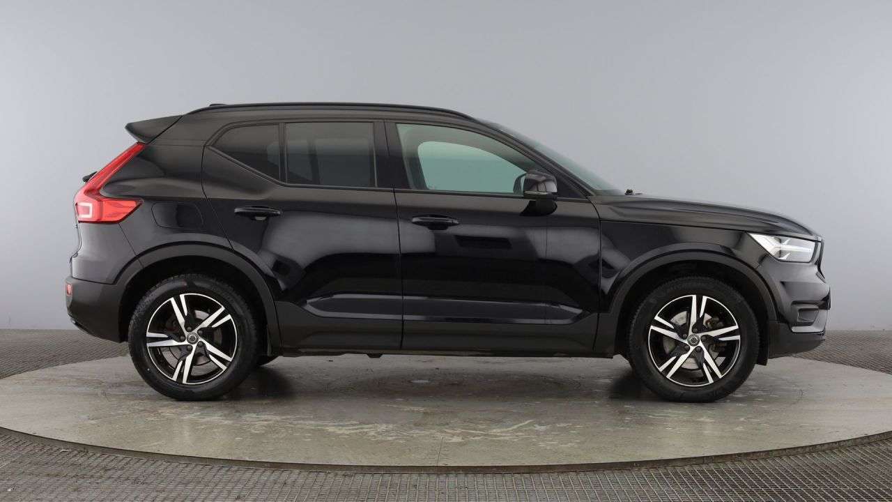 A 2021 VOLVO XC40 2.0 B4 MHEV R-Design SUV 5dr Petrol Hybrid Auto Euro 6 (s/s) (197 ps) A 2021 VOLVO XC40 2.0 B4 MHEV R-Design SUV 5dr Petrol Hybrid Auto Euro 6 (s/s) (197 ps)