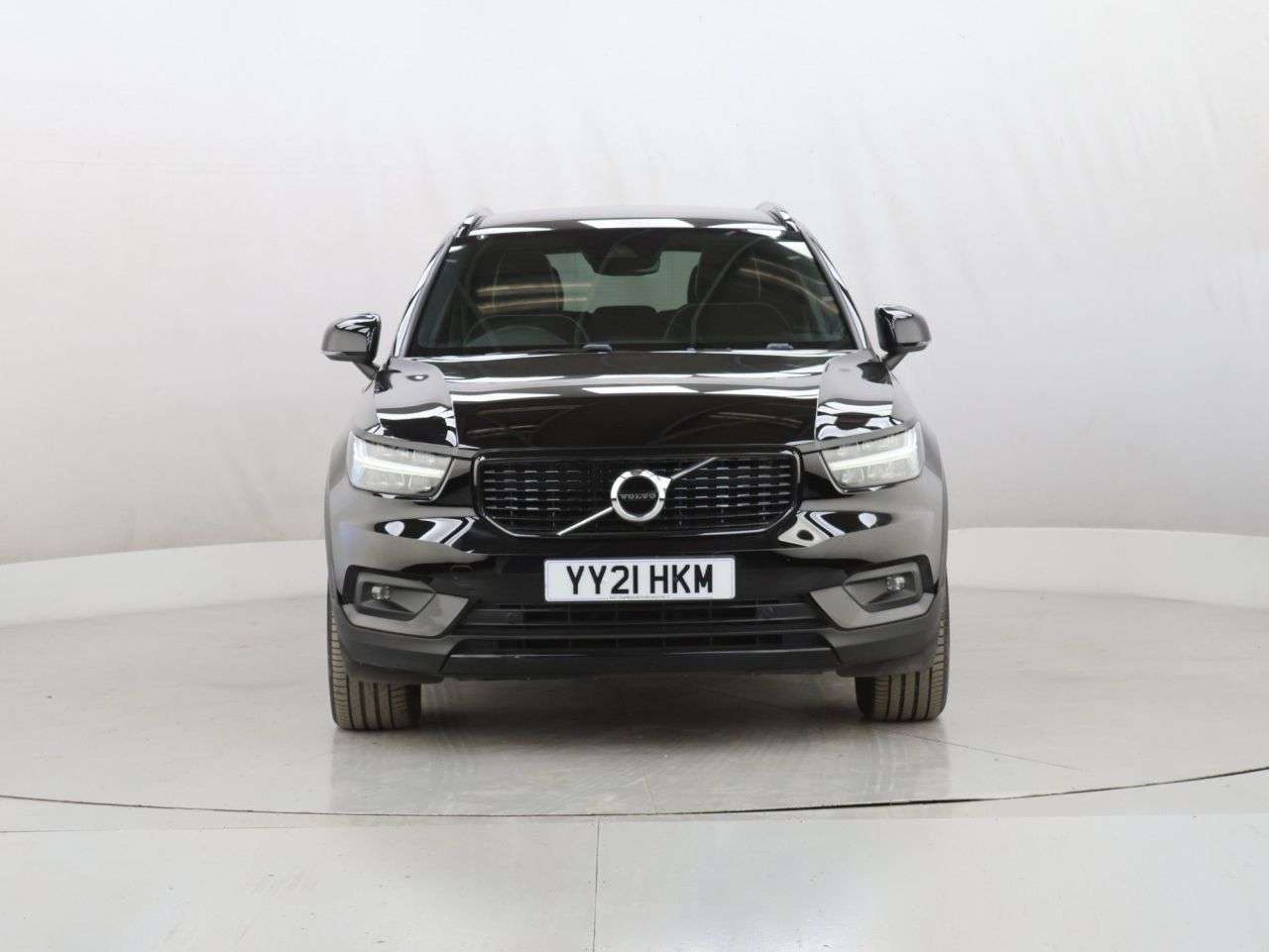 A 2021 VOLVO XC40 2.0 B4 MHEV R-Design SUV 5dr Petrol Hybrid Auto Euro 6 (s/s) (197 ps) A 2021 VOLVO XC40 2.0 B4 MHEV R-Design SUV 5dr Petrol Hybrid Auto Euro 6 (s/s) (197 ps)