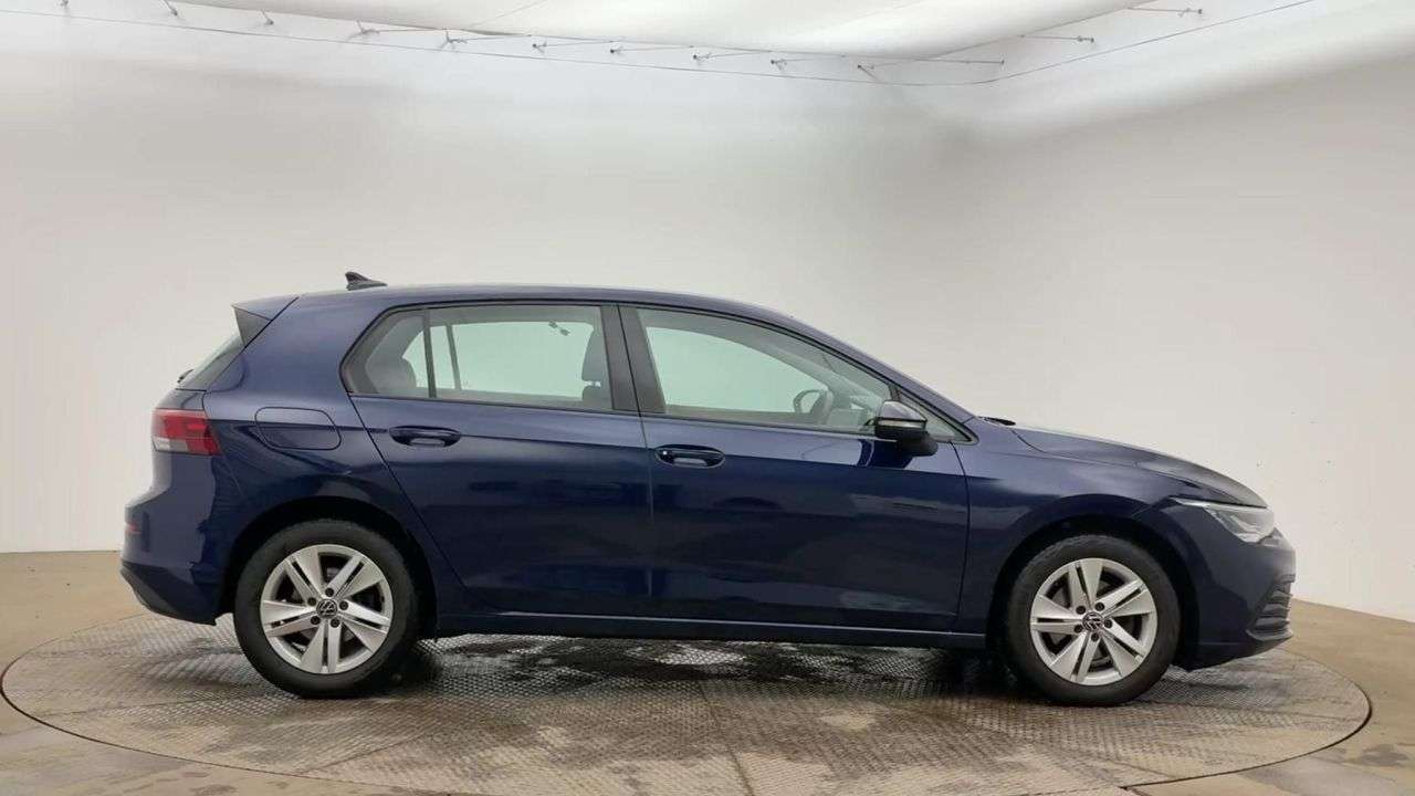 A 2022 VOLKSWAGEN GOLF 1.5 eTSI MHEV Life Hatchback 5dr Petrol Hybrid DSG Euro 6 (s/s) (150 ps) A 2022 VOLKSWAGEN GOLF 1.5 eTSI MHEV Life Hatchback 5dr Petrol Hybrid DSG Euro 6 (s/s) (150 ps)