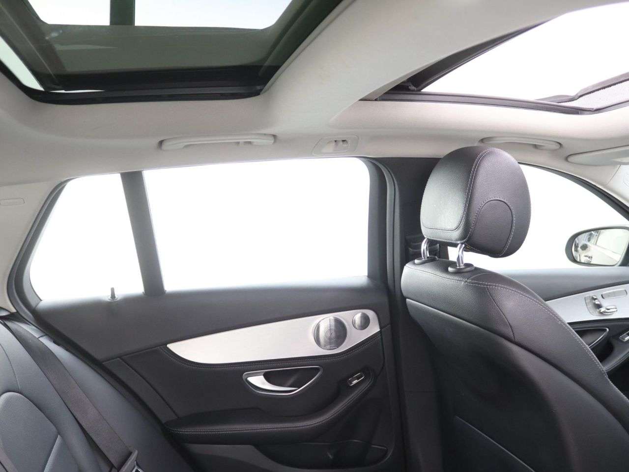 A 2015 MERCEDES-BENZ C CLASS 2.1 C300dh Sport (Premium Plus) Estate 5dr Diesel Hybrid G-Tronic+ Euro 6 ( A 2015 MERCEDES-BENZ C CLASS 2.1 C300dh Sport (Premium Plus) Estate 5dr Diesel Hybrid G-Tronic+ Euro 6 (
