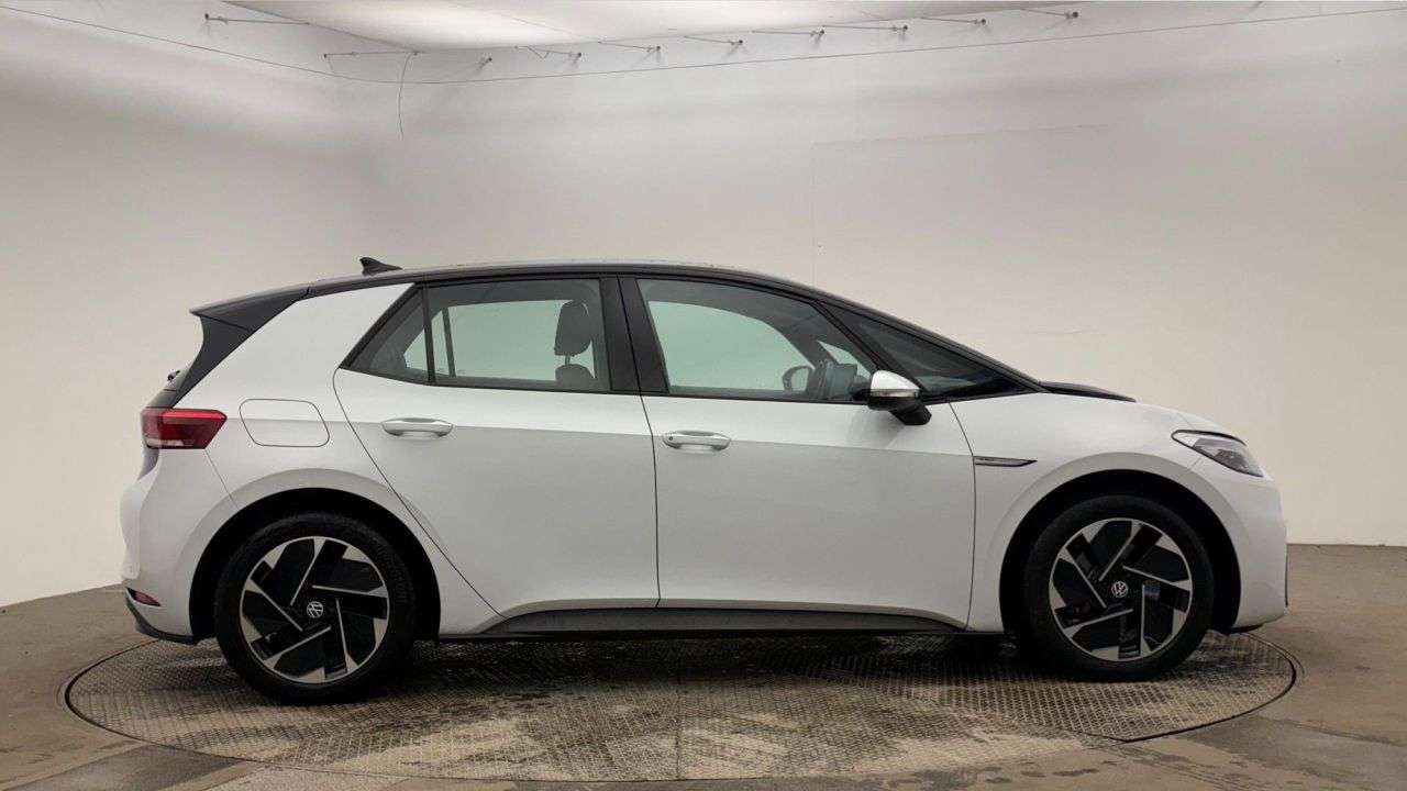 A 2023 VOLKSWAGEN ID3 Pro Performance 58kWh Life Hatchback 5dr Electric Auto (204 ps) A 2023 VOLKSWAGEN ID3 Pro Performance 58kWh Life Hatchback 5dr Electric Auto (204 ps)