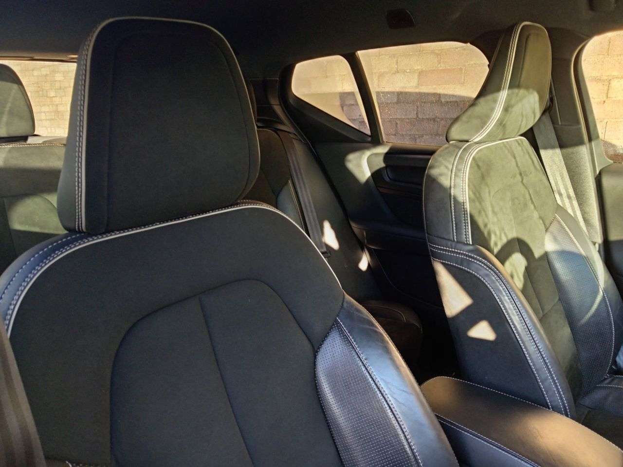 A 2019 VOLVO XC40 2.0 D3 R-Design SUV 5dr Diesel Auto Euro 6 (s/s) (150 ps) A 2019 VOLVO XC40 2.0 D3 R-Design SUV 5dr Diesel Auto Euro 6 (s/s) (150 ps)