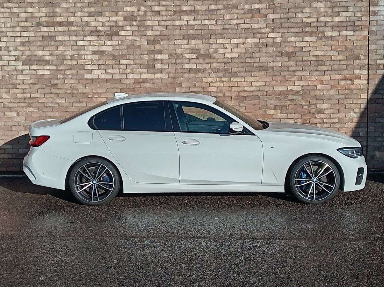A 2021 BMW 3 SERIES 2.0 320i M Sport Saloon 4dr Petrol Auto Euro 6 (s/s) (184 ps) A 2021 BMW 3 SERIES 2.0 320i M Sport Saloon 4dr Petrol Auto Euro 6 (s/s) (184 ps)