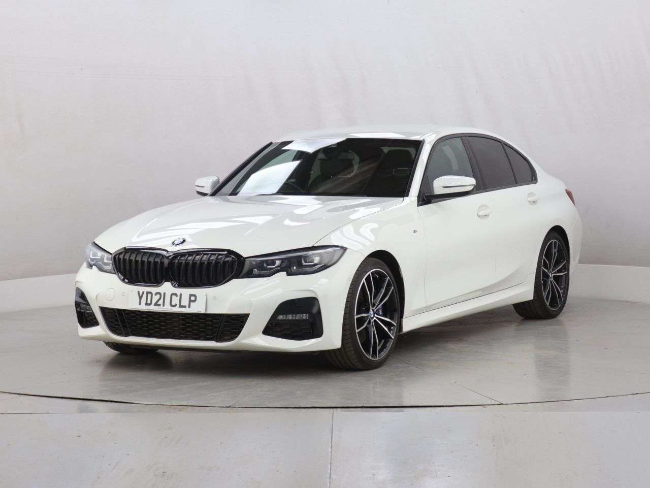 A 2021 BMW 3 SERIES 2.0 320i M Sport Saloon 4dr Petrol Auto Euro 6 (s/s) (184 ps) A 2021 BMW 3 SERIES 2.0 320i M Sport Saloon 4dr Petrol Auto Euro 6 (s/s) (184 ps)