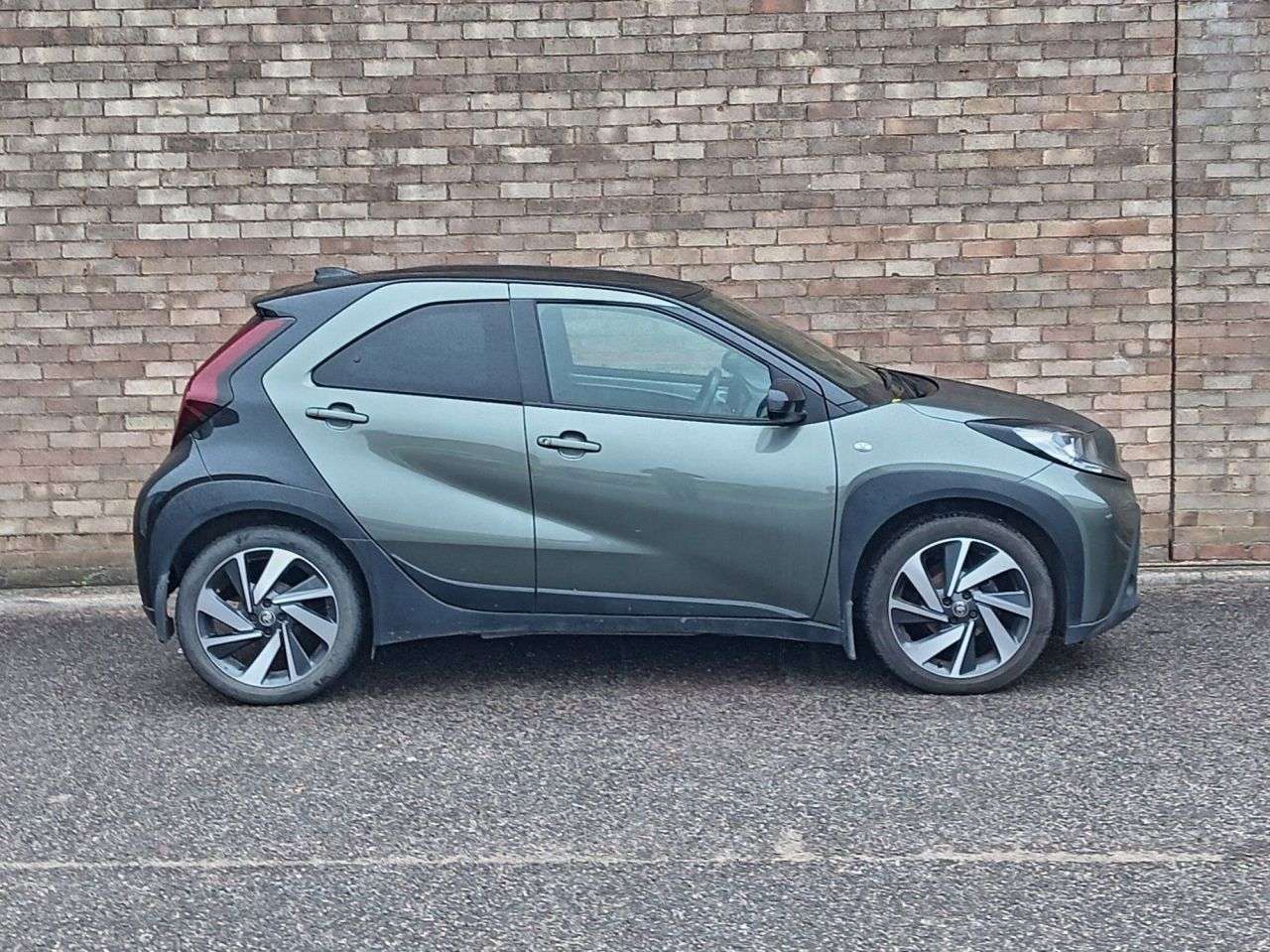 A 2023 TOYOTA AYGO X 1.0 VVT-i Edge Hatchback 5dr Petrol Manual Euro 6 (s/s) (72 ps) A 2023 TOYOTA AYGO X 1.0 VVT-i Edge Hatchback 5dr Petrol Manual Euro 6 (s/s) (72 ps)