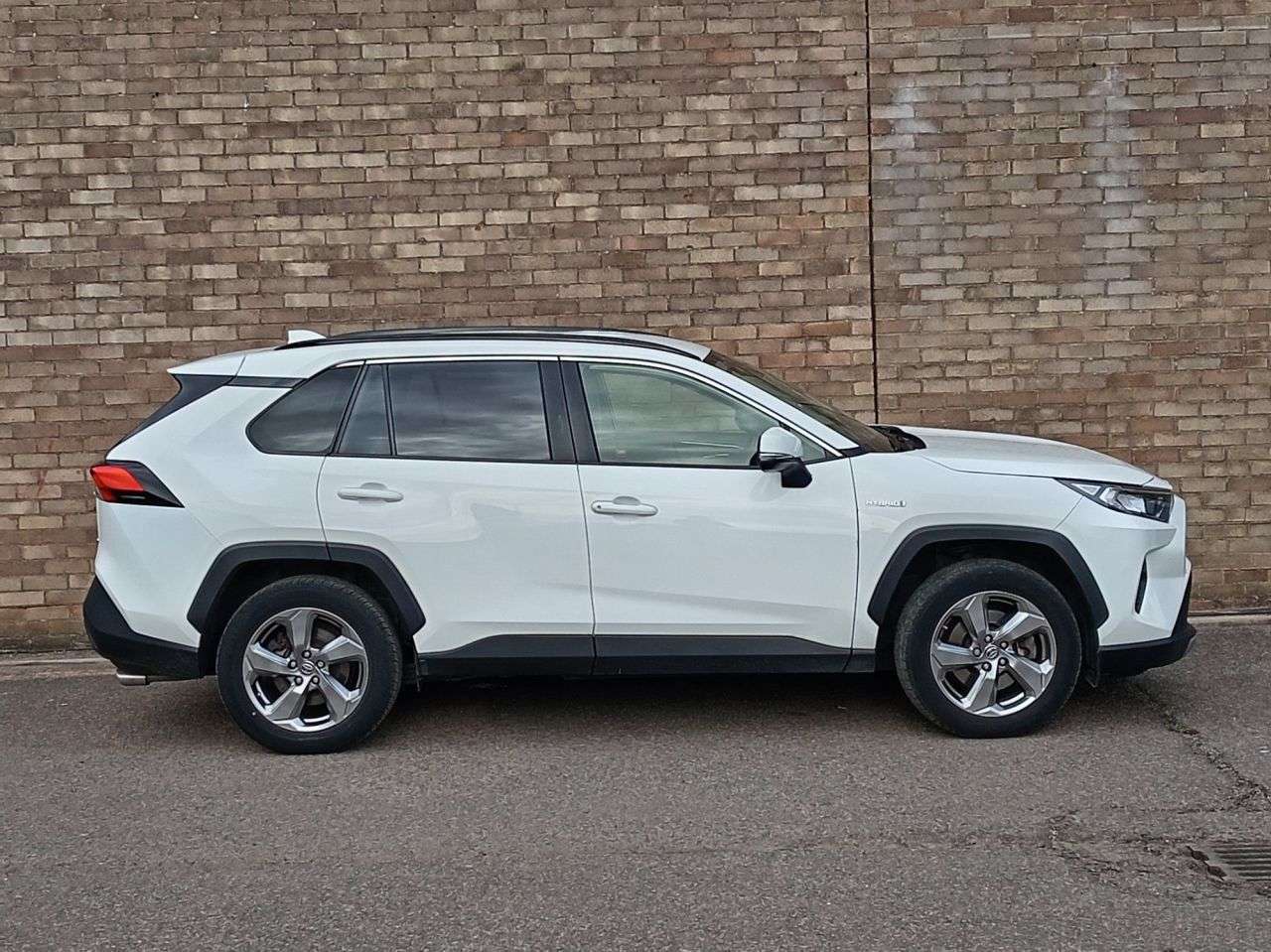 A 2020 TOYOTA RAV4 2.5 VVT-h Design SUV 5dr Petrol Hybrid CVT 4WD Euro 6 (s/s) (222 ps) A 2020 TOYOTA RAV4 2.5 VVT-h Design SUV 5dr Petrol Hybrid CVT 4WD Euro 6 (s/s) (222 ps)