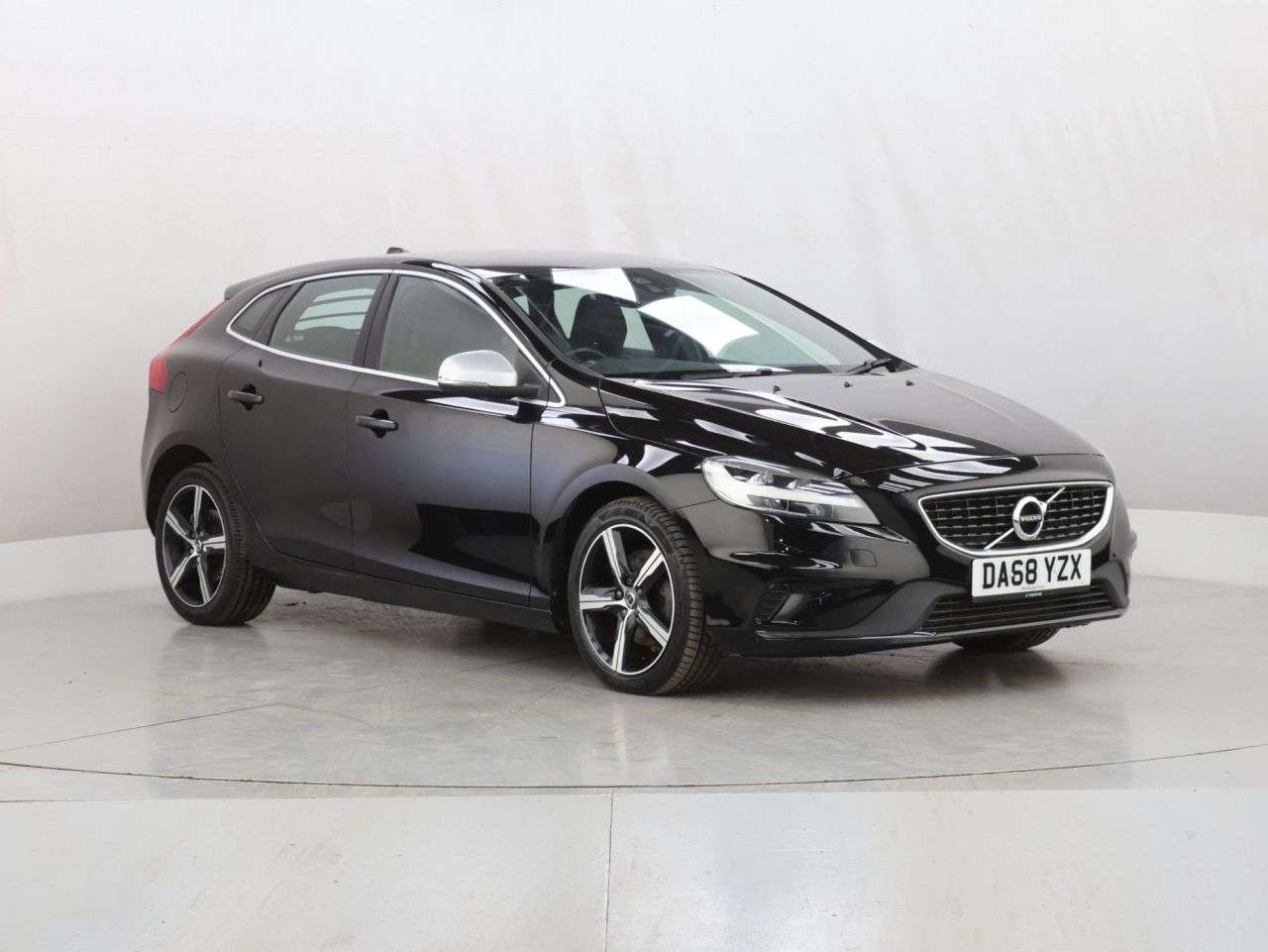A 2018 VOLVO V40 2.0 T2 GPF R-Design Hatchback 5dr Petrol Manual Euro 6 (s/s) (122 ps) A 2018 VOLVO V40 2.0 T2 GPF R-Design Hatchback 5dr Petrol Manual Euro 6 (s/s) (122 ps)