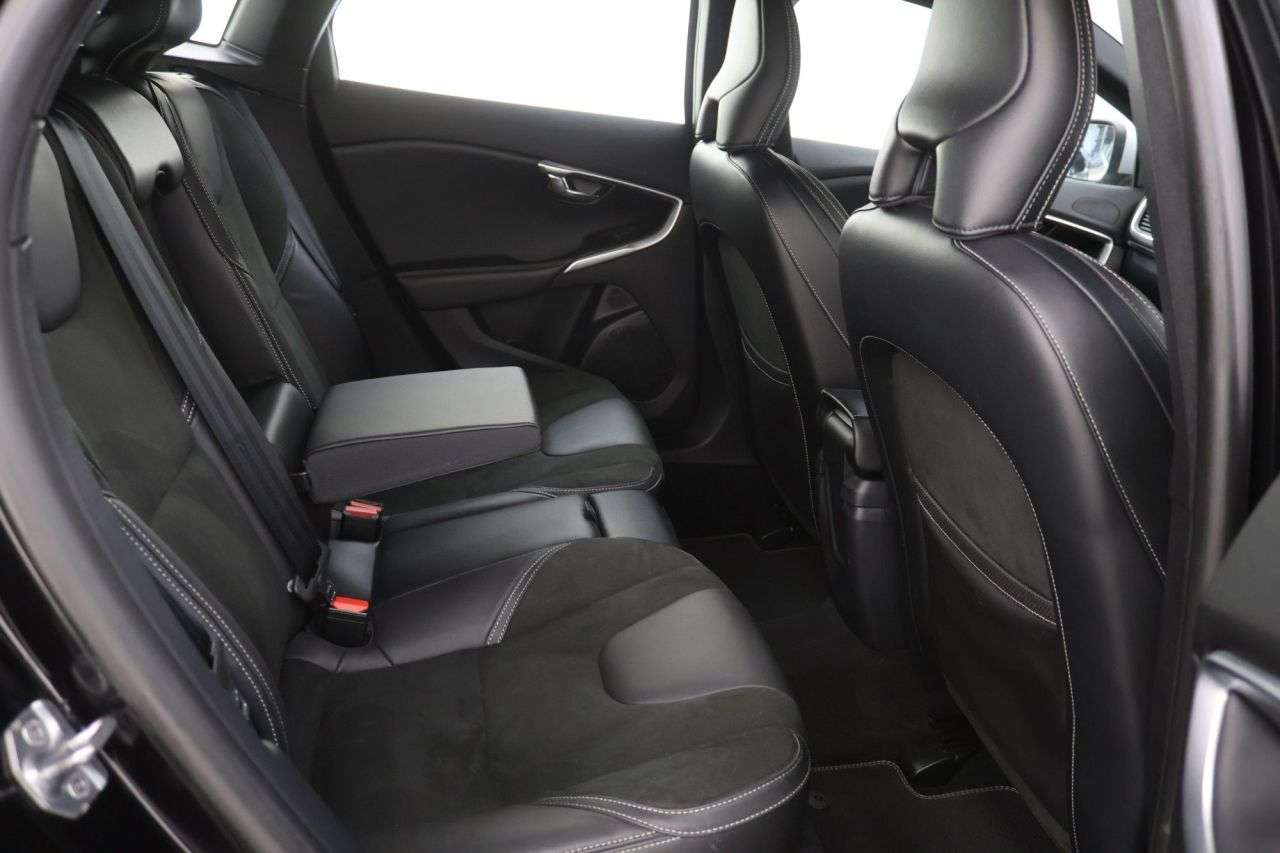 2018 VOLVO V40 2018 VOLVO V40