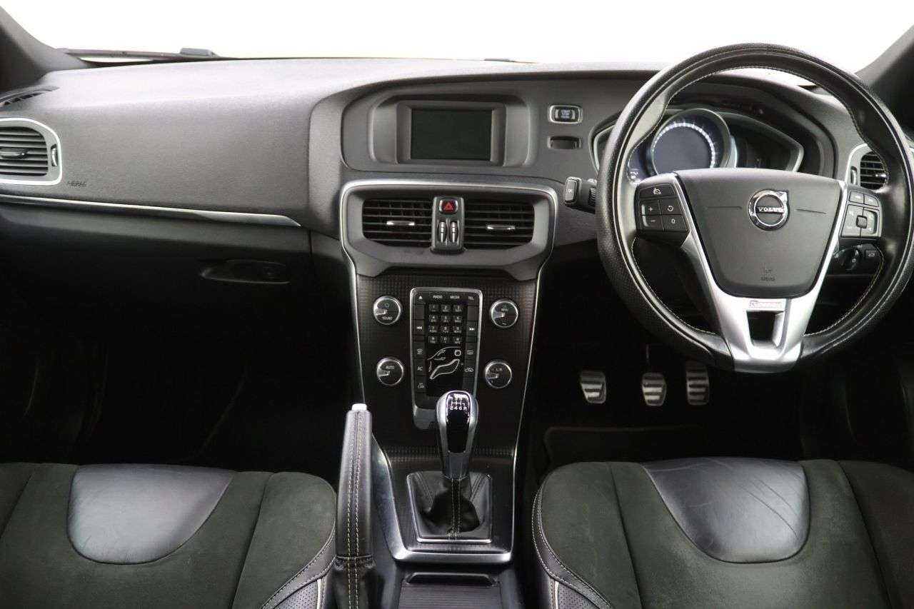 2018 VOLVO V40 2018 VOLVO V40