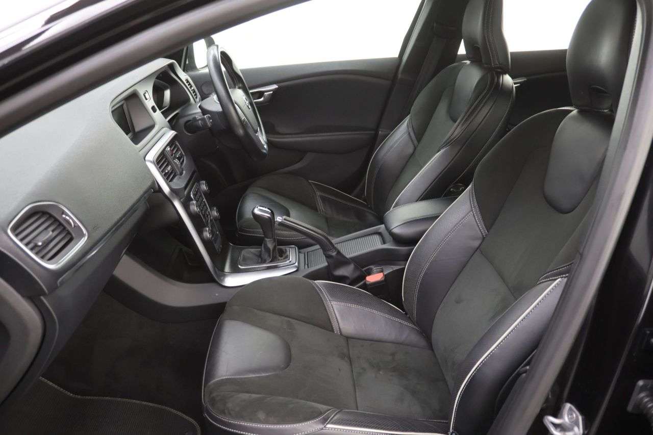 2018 VOLVO V40 2018 VOLVO V40