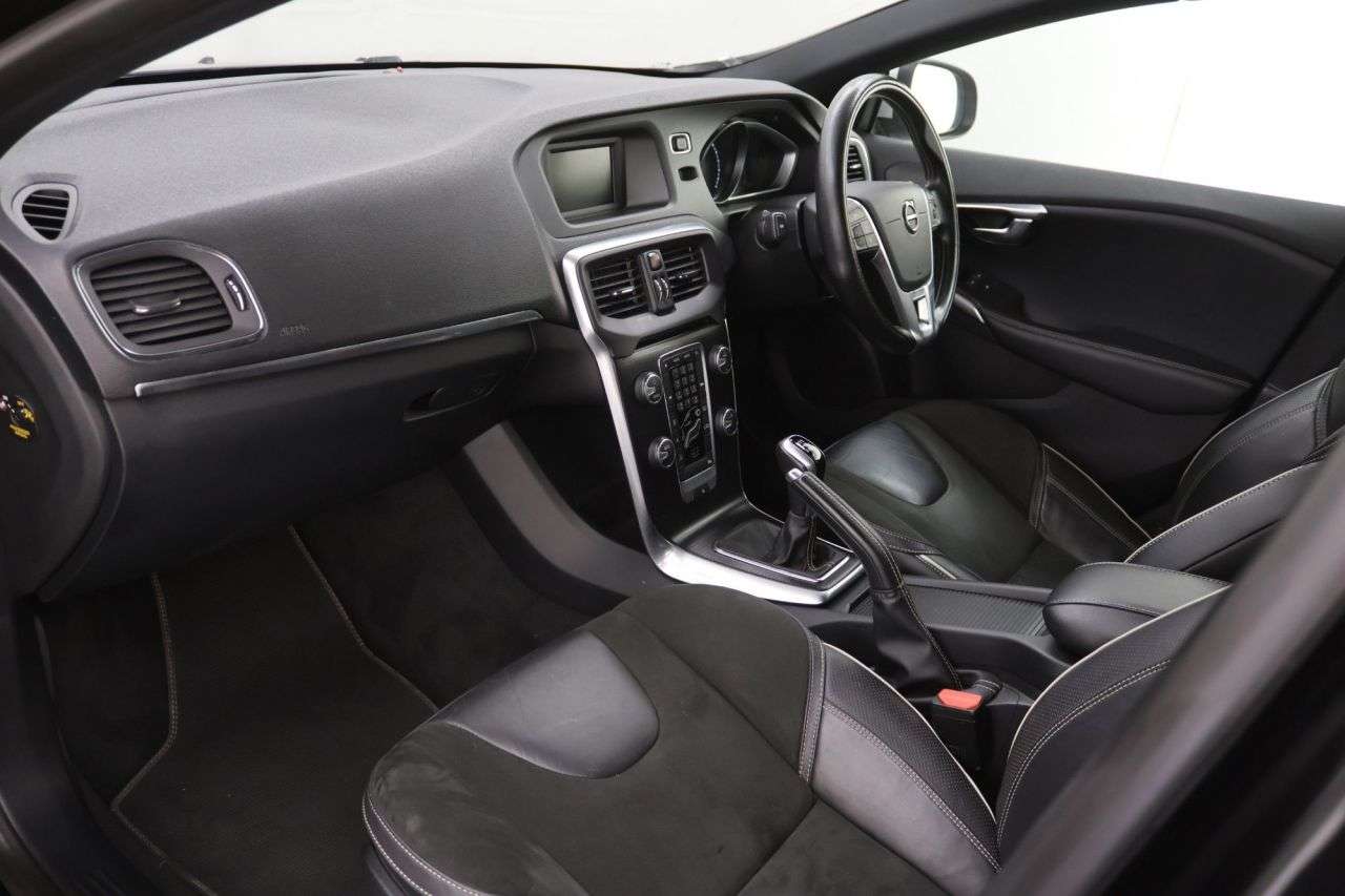 2018 VOLVO V40 2018 VOLVO V40