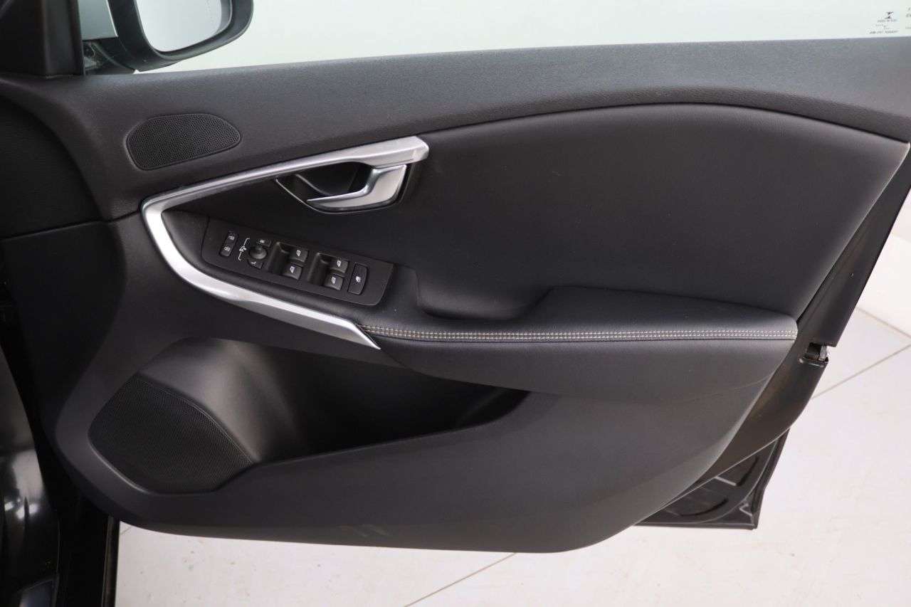 2018 VOLVO V40 2018 VOLVO V40