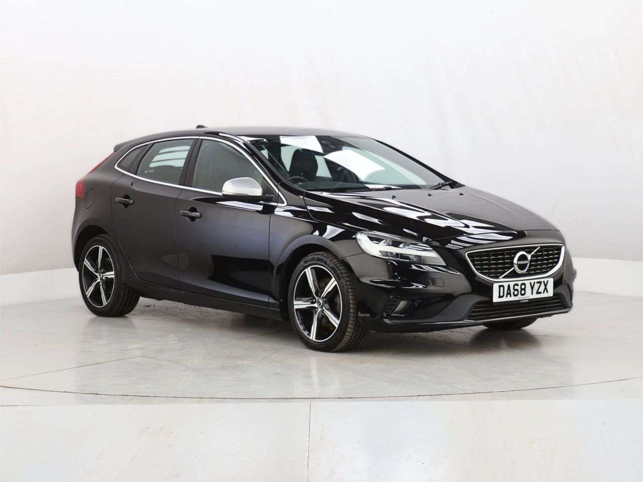 A 2018 VOLVO V40 2.0 T2 GPF R-Design Hatchback 5dr Petrol Manual Euro 6 (s/s) (122 ps) A 2018 VOLVO V40 2.0 T2 GPF R-Design Hatchback 5dr Petrol Manual Euro 6 (s/s) (122 ps)