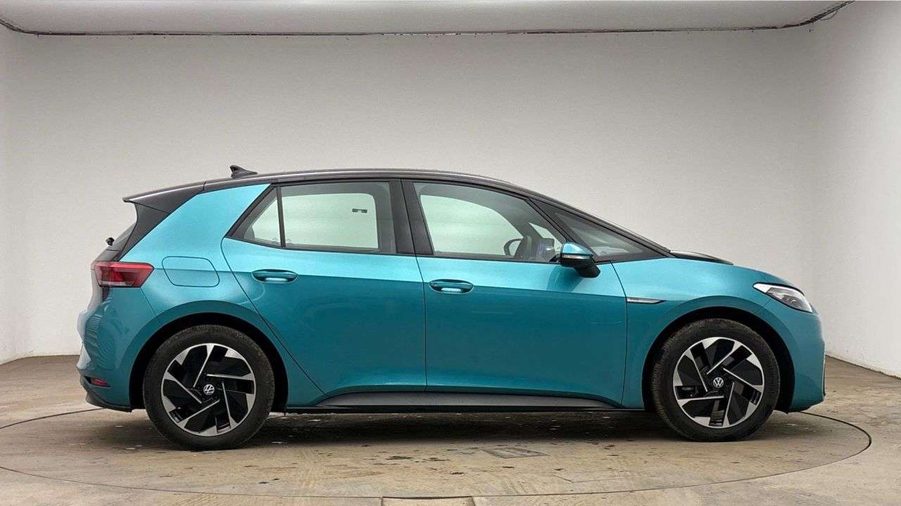 A 2022 VOLKSWAGEN ID3 Pro Performance 58kWh Life Hatchback 5dr Electric Auto (204 ps) A 2022 VOLKSWAGEN ID3 Pro Performance 58kWh Life Hatchback 5dr Electric Auto (204 ps)