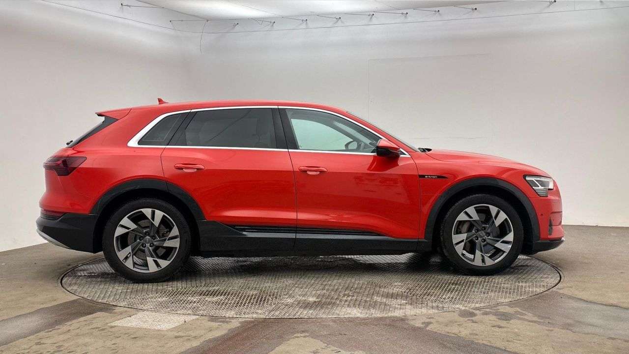 A 2020 AUDI E-TRON 55 SUV 5dr Electric Auto quattro 95kWh (408 ps) A 2020 AUDI E-TRON 55 SUV 5dr Electric Auto quattro 95kWh (408 ps)