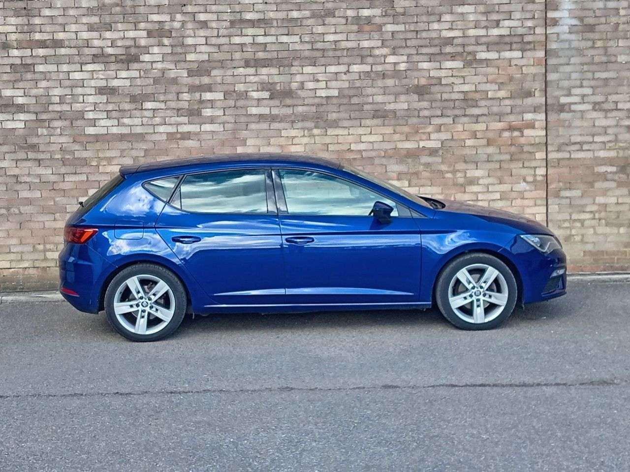 A 2019 SEAT LEON 1.5 TSI EVO FR Hatchback 5dr Petrol Manual Euro 6 (s/s) (130 ps) A 2019 SEAT LEON 1.5 TSI EVO FR Hatchback 5dr Petrol Manual Euro 6 (s/s) (130 ps)