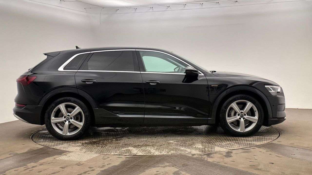 A 2022 AUDI E-TRON 50 Technik SUV 5dr Electric Auto quattro 71.2kWh (11kW Charger) (313 ps) A 2022 AUDI E-TRON 50 Technik SUV 5dr Electric Auto quattro 71.2kWh (11kW Charger) (313 ps)