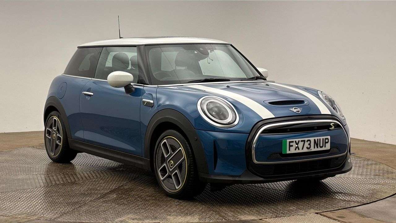 A 2023 MINI ELECTRIC HATCH Cooper SE 32.6kWh Level 3 Hatchback 3dr Electric Auto (184 ps) A 2023 MINI ELECTRIC HATCH Cooper SE 32.6kWh Level 3 Hatchback 3dr Electric Auto (184 ps)