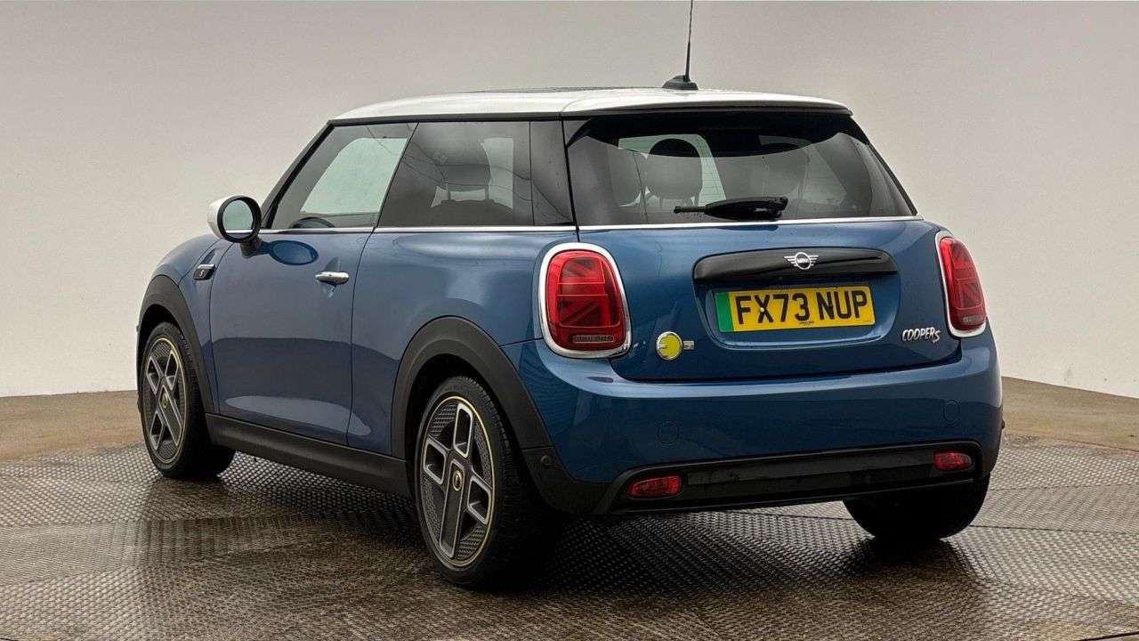 A 2023 MINI ELECTRIC HATCH Cooper SE 32.6kWh Level 3 Hatchback 3dr Electric Auto (184 ps) A 2023 MINI ELECTRIC HATCH Cooper SE 32.6kWh Level 3 Hatchback 3dr Electric Auto (184 ps)