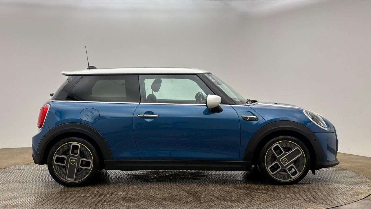 A 2023 MINI ELECTRIC HATCH Cooper SE 32.6kWh Level 3 Hatchback 3dr Electric Auto (184 ps) A 2023 MINI ELECTRIC HATCH Cooper SE 32.6kWh Level 3 Hatchback 3dr Electric Auto (184 ps)