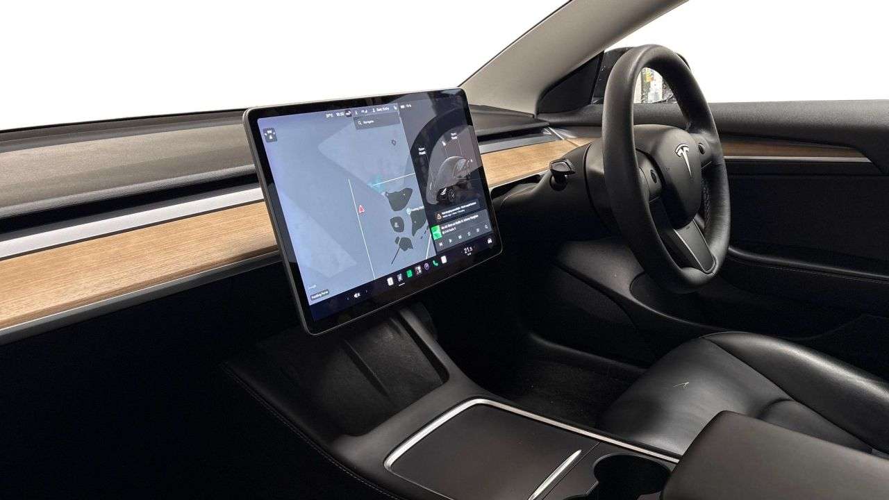 A 2021 TESLA MODEL 3 Standard Range Plus Saloon 4dr Electric Auto RWD (241 bhp) A 2021 TESLA MODEL 3 Standard Range Plus Saloon 4dr Electric Auto RWD (241 bhp)